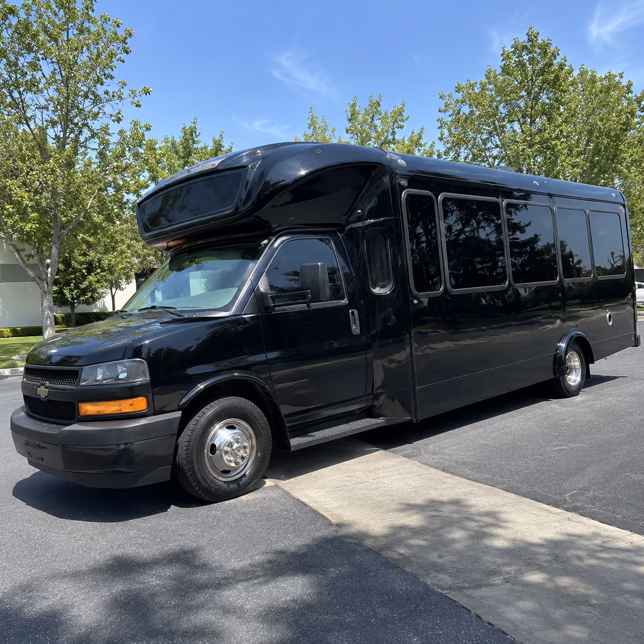 biloxi 15 passenger party bus